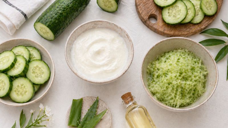 दही और खीरे का फेस पैक बनाने की सामग्री